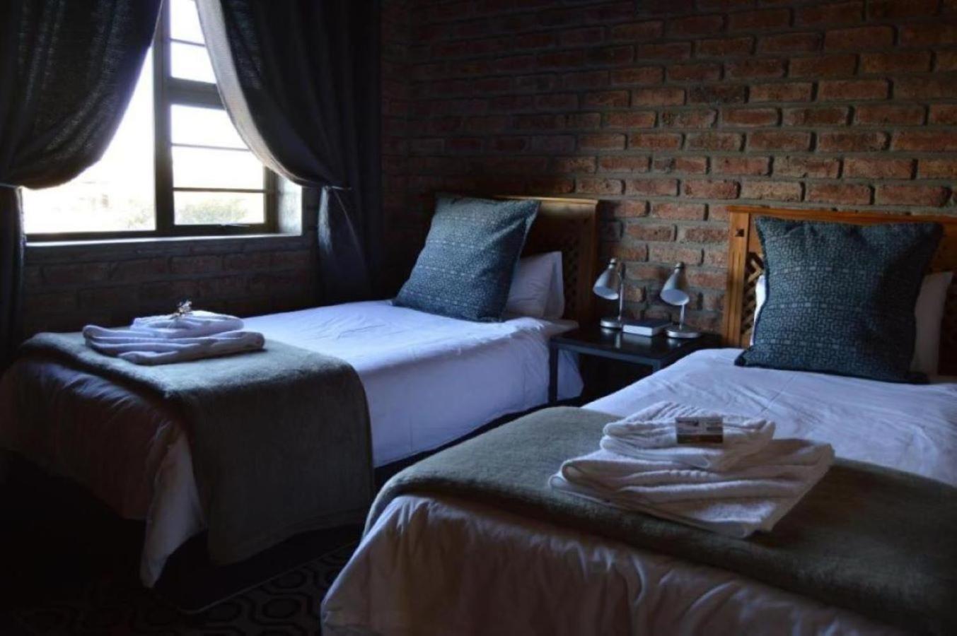 Teri-Lemveli Lodge Beaufort West Exterior foto